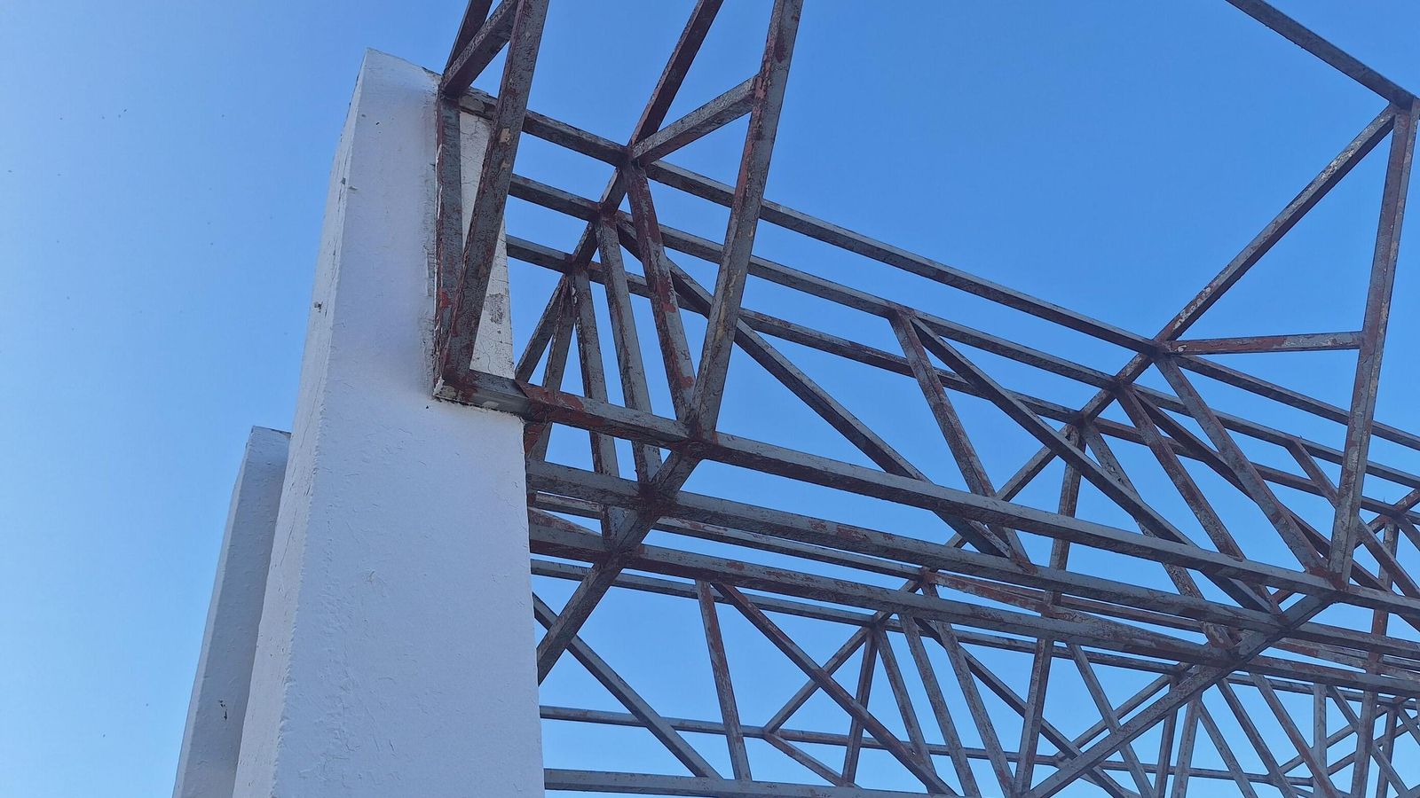 Estructura de hierro en uno de los accesos a la playa que no se pinta desde hace años. Estructura de hierro en uno de los accesos a la playa que no se pinta desde hace años.