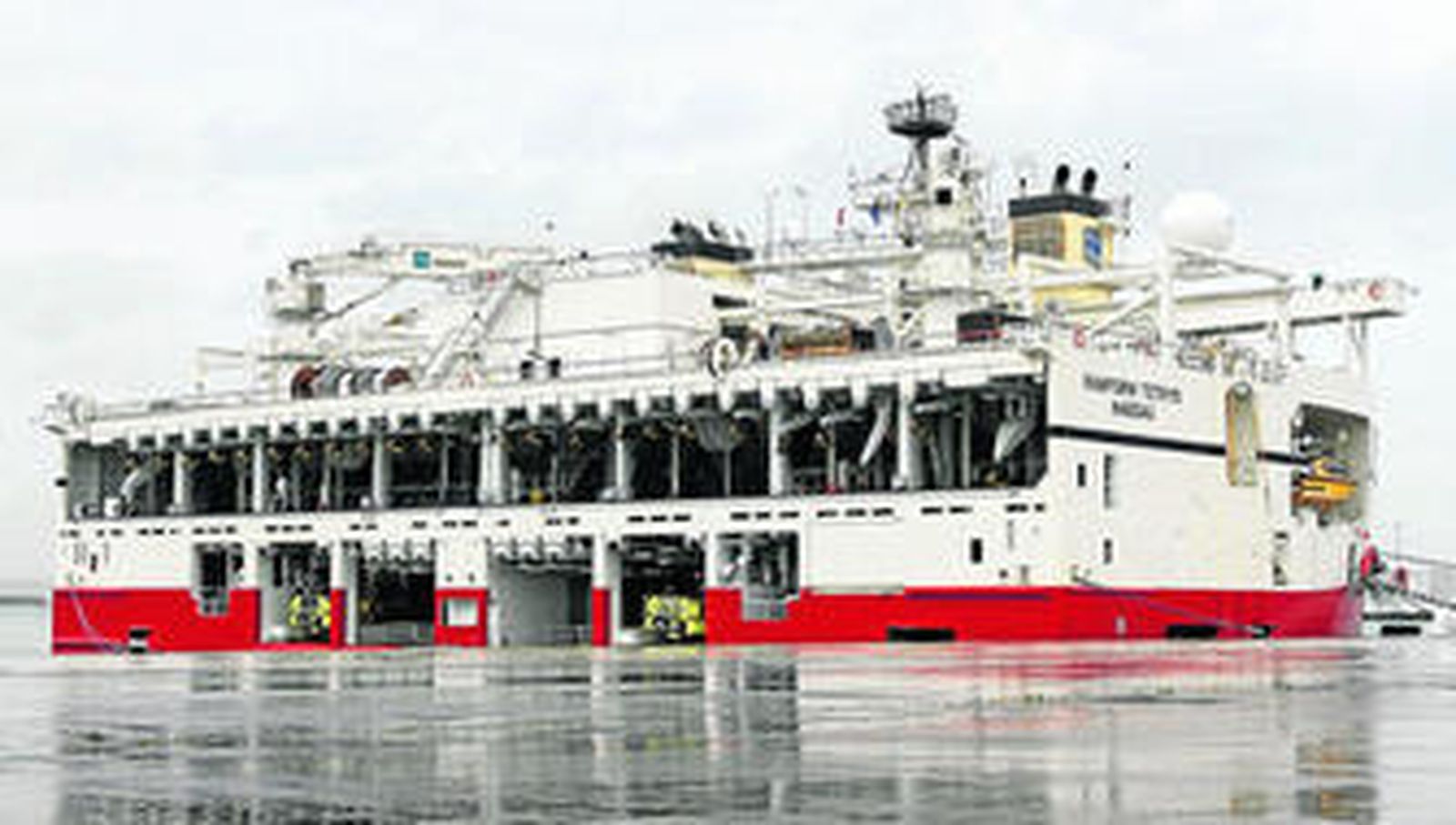 Imagen de la popa del 'Ramform Tethys' donde se observa parte de su equipamiento técnico, ayer atracado en Isla Verde antes de partir hacia Noruega.