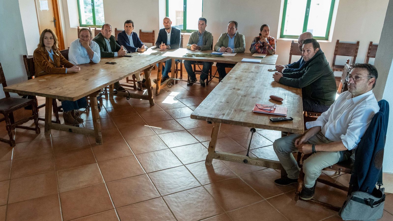 Reunión de los criadores de ganado marismeño de la comarca de Doñana y representantes institucionales.