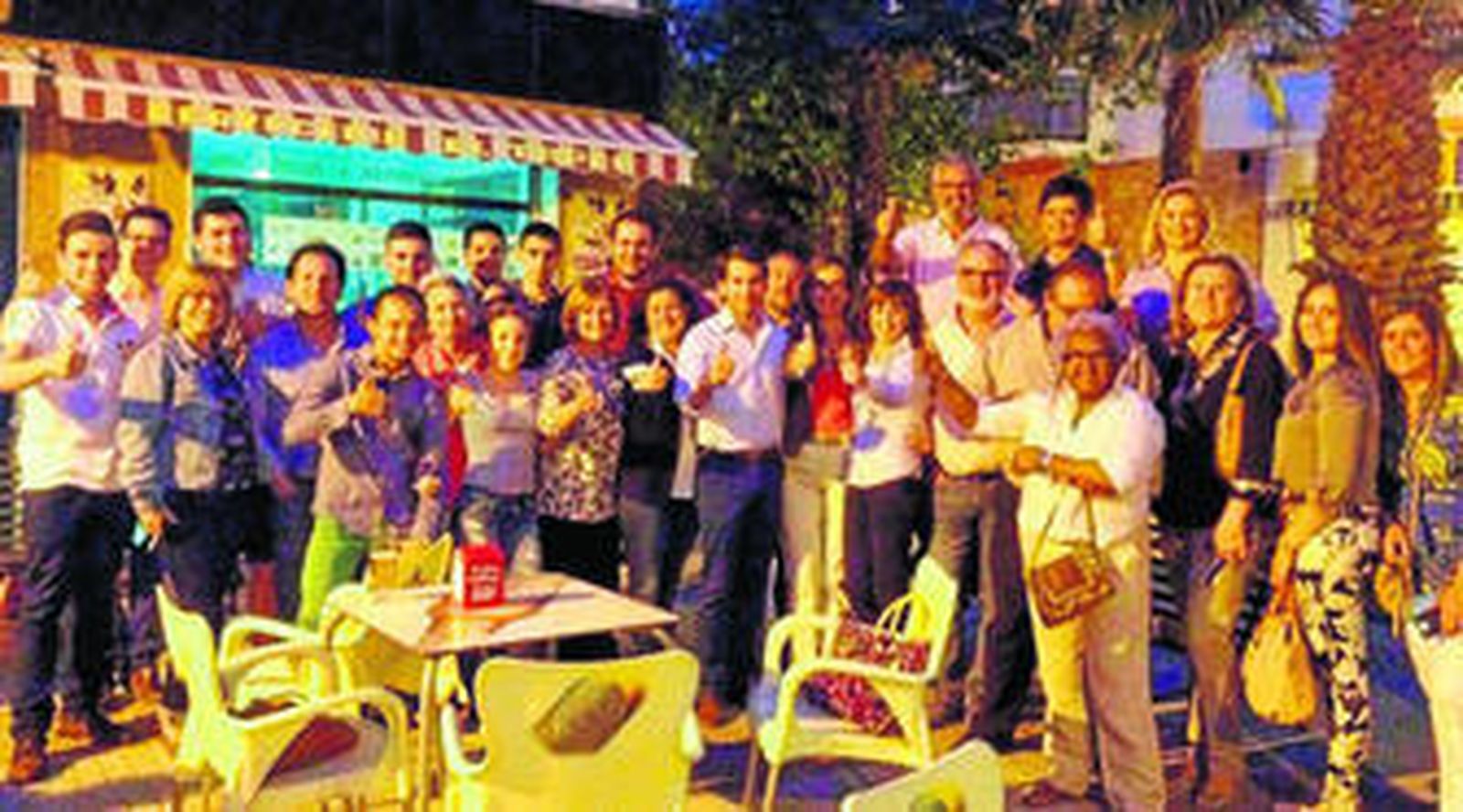 El alcalde y alcaldable de Cabra, Fernando Priego, anoche con militantes.