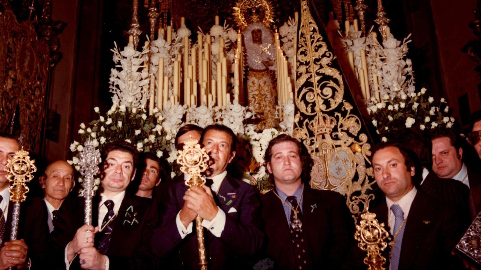 Ante el paso de la Esperanza de Triana, con Antonio Ordóñez, tras su restauración.