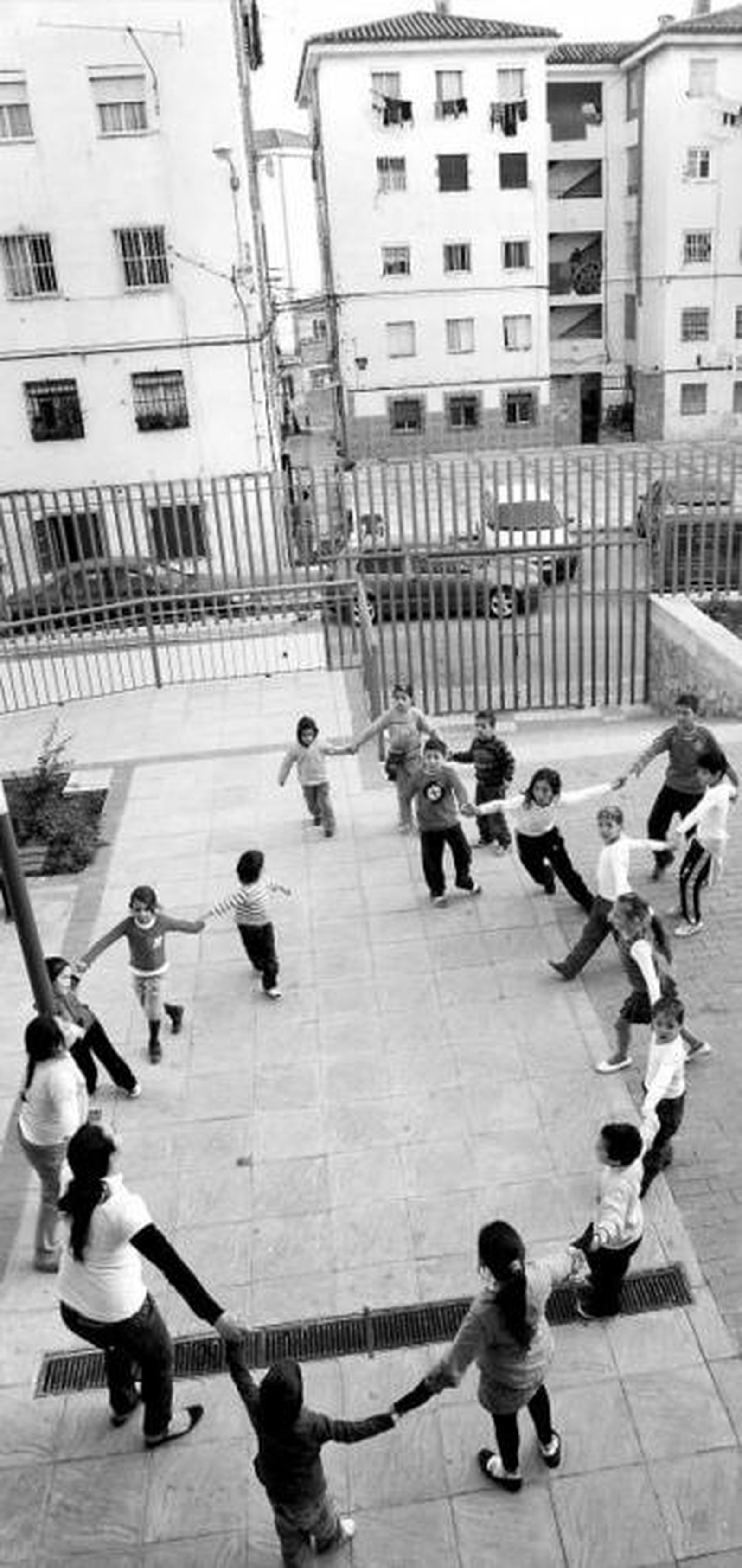 1. Un grupo de niños juega en el patio del 26 de Febrero. 2. Ana prepara los bocadillos para la merienda. 3. Jesús ha aprendido boxeo sólo para poder dar los talleres, en la imagen con un niño. 4. Varios niños esperan para bailar o cantar, con el recuerdo presente de Camarón. 5. Los adolescentes, en el taller de boxeo.  6. Varios niños pequeños se animan para echar un bailecito.