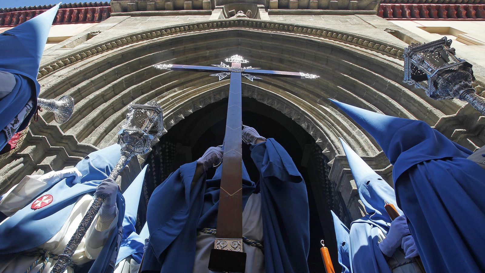 La cruz de guía de San Esteban saliendo de su templo.