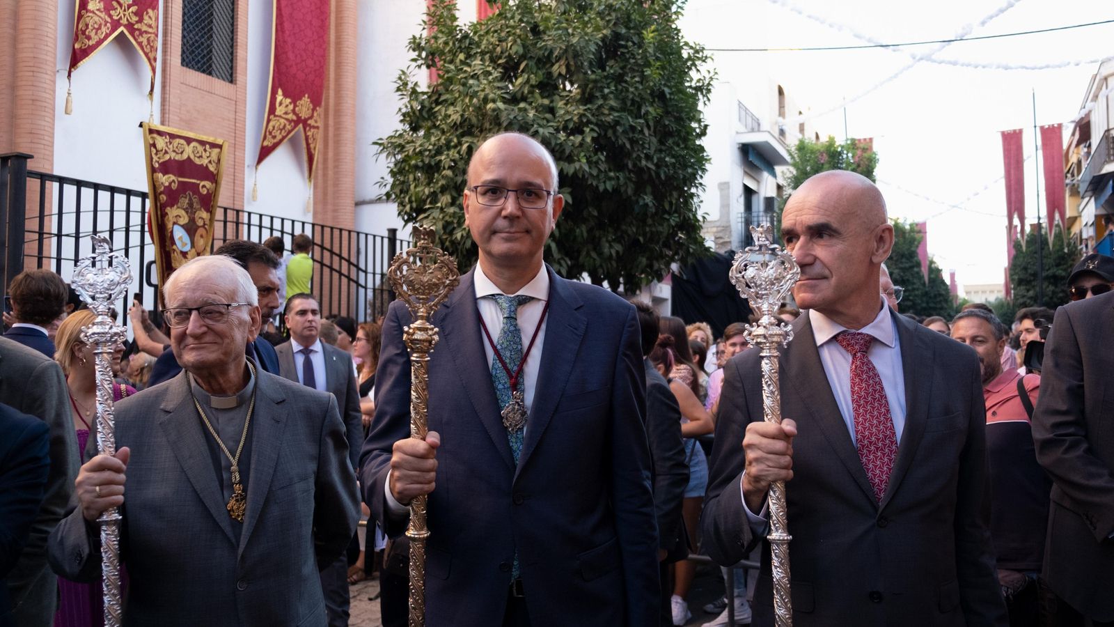 El párroco Alberto Tena López,  el hermano mayor Manuel Zamora y el alcalde Antonio Muñoz
