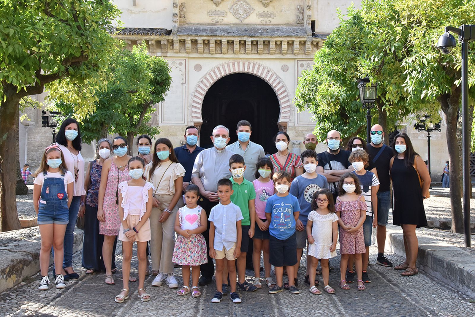 Manuel Pérez Moya (centro) junto a los ganadores y sus familiares.