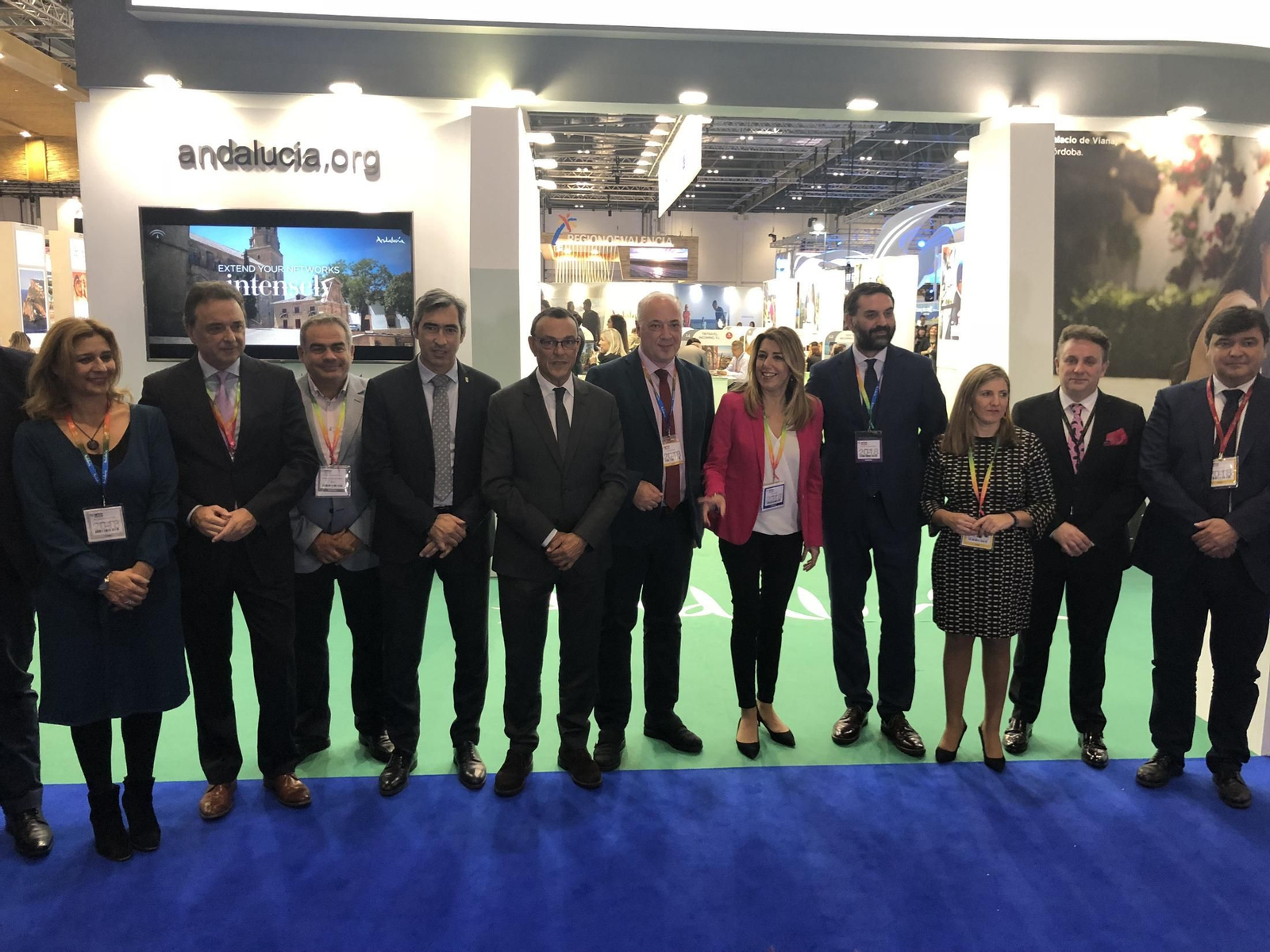 Foto de familia de las autoridades delante del stand de Andalucía en la WTM.