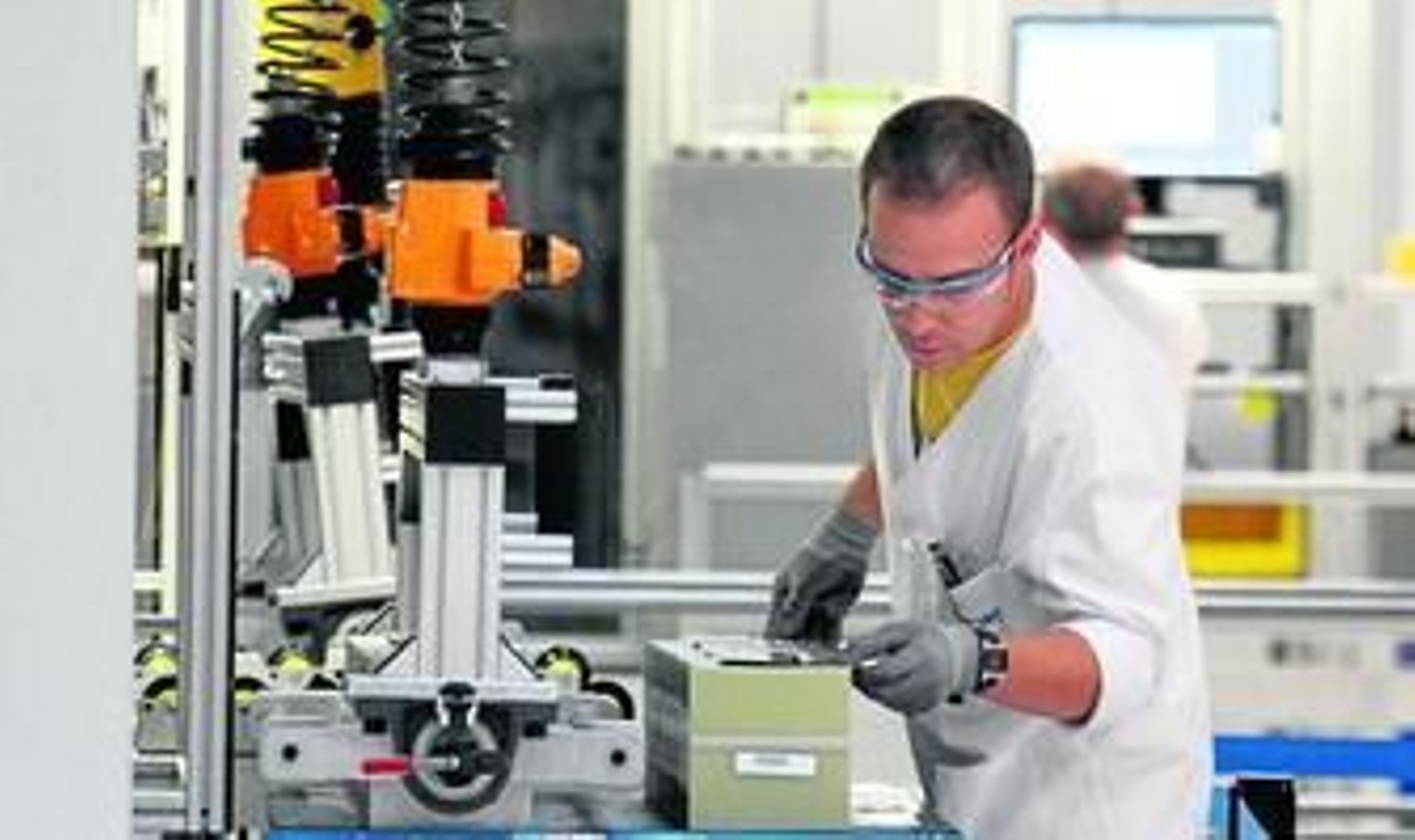 Un operario trabaja ayer con una máquina en la nueva fábrica de TDK-EPC en Málaga.