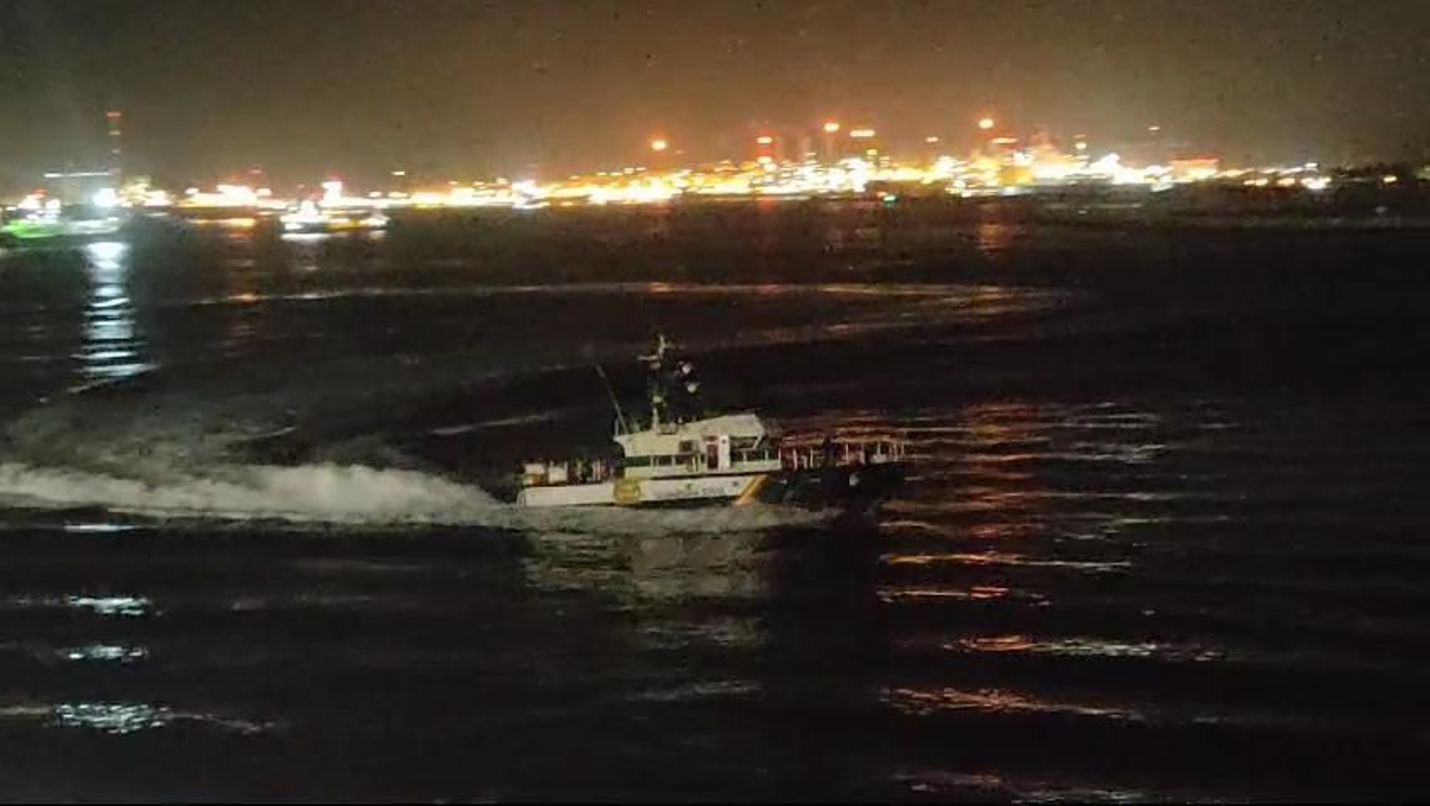 Una patrullera de la Guardia Civil choca con una baliza de señalización del aeropuerto de Gibraltar Una patrullera de la Guardia Civil choca con una baliza de señalización del aeropuerto de Gibraltar