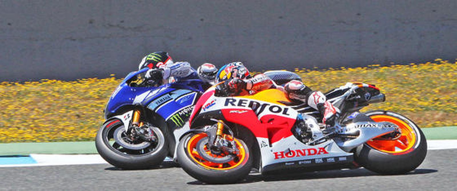 Jorge Lorenzo adelanta a Dani Pedrosa en el inicio de la carrera aunque posteriormente el catalán se escapó y se hizo con el triunfo.

Foto: Vanesa Lobo
