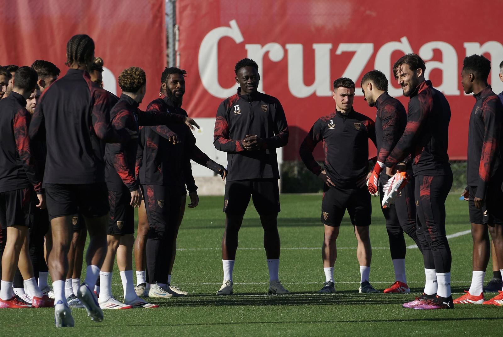 Las imágenes del primer entrenamiento de Akor con el Sevilla FC