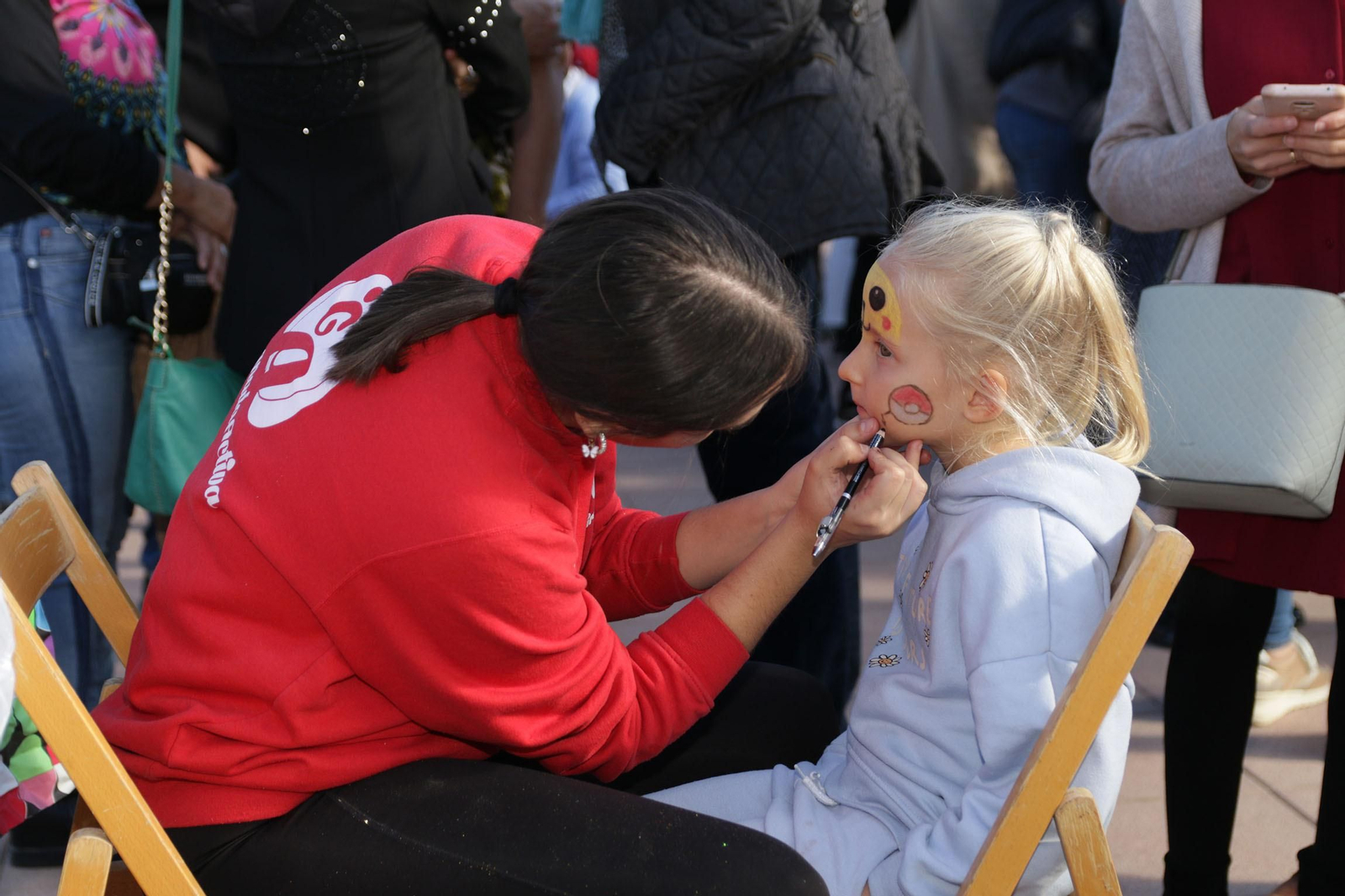 Cientos de personas se juntan en Mojácar para comerse un Ferrero Rocher