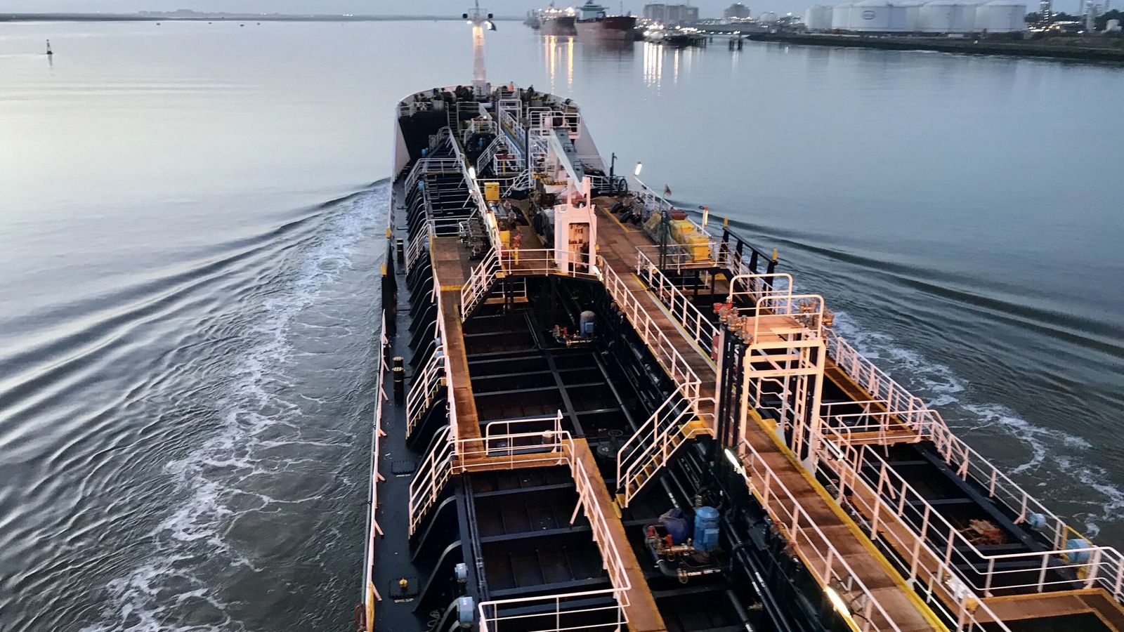 Un buque hace su entrada al Puerto de Huelva, con el Muelle de Decal al fondo.
