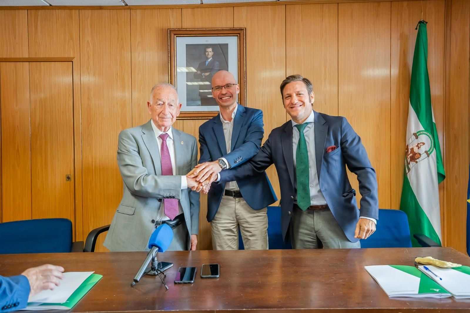 Roquetas y  la Junta escenifican la firma del convenio que regula la explotación del transporte urbano de la ciudad.