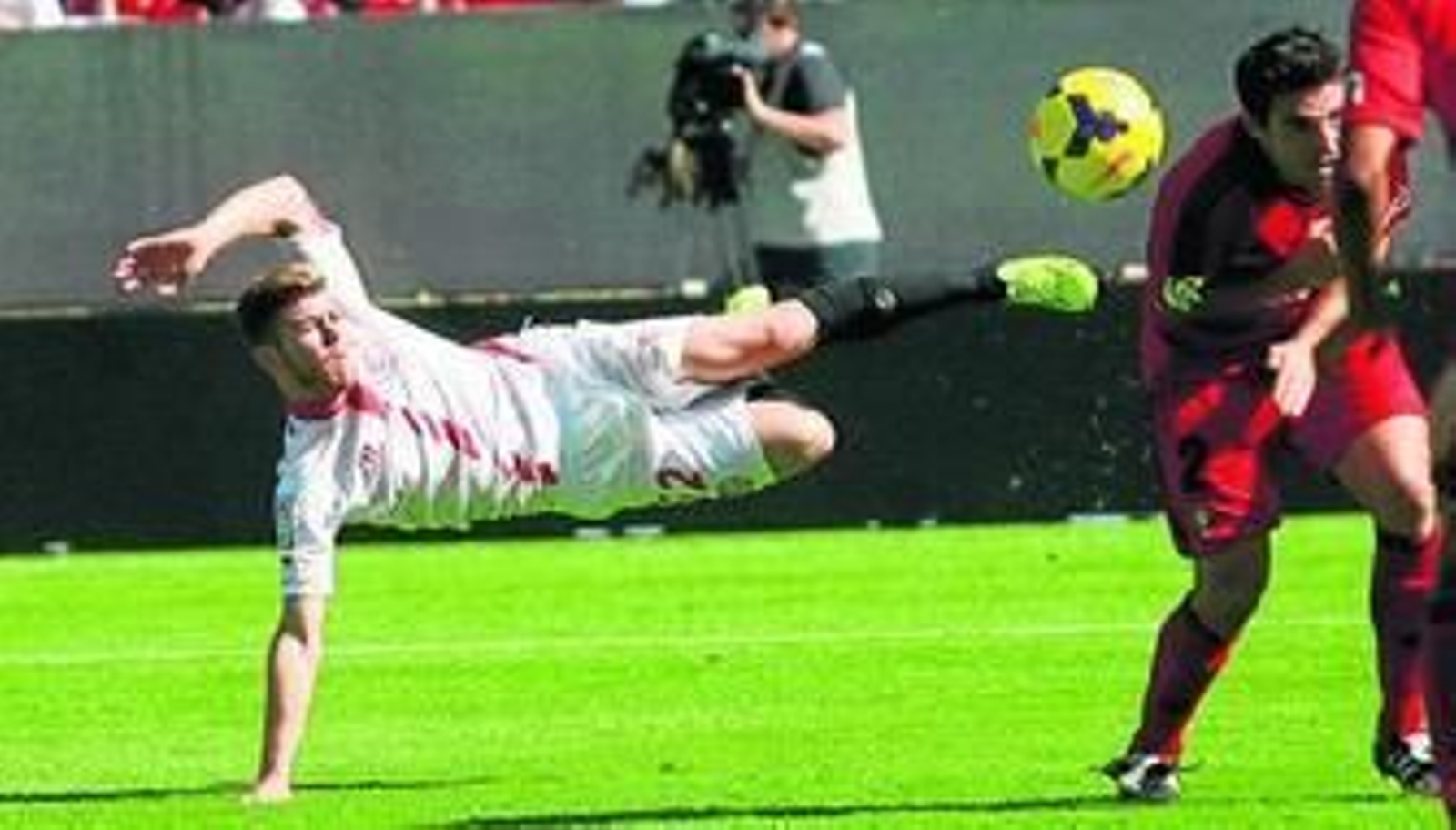 Alberto Moreno ensaya una volea muy plástica en un ataque sevillista.