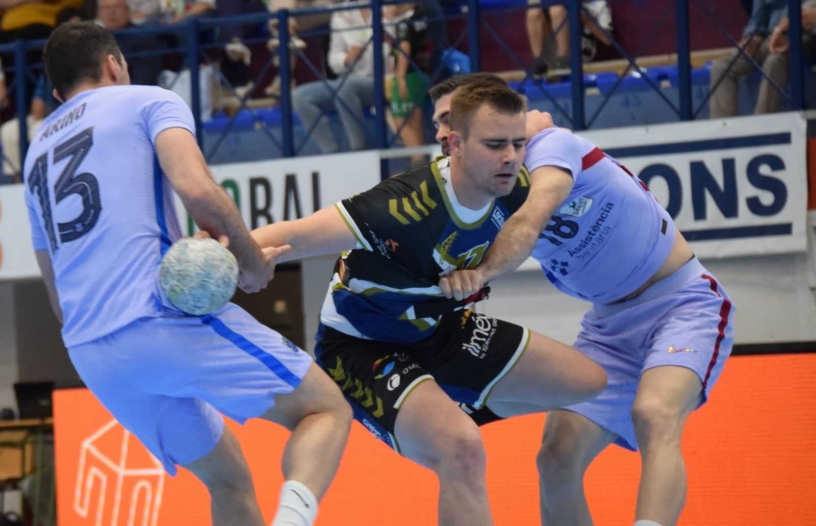 Djukic es presionado por Ariño y Janc.