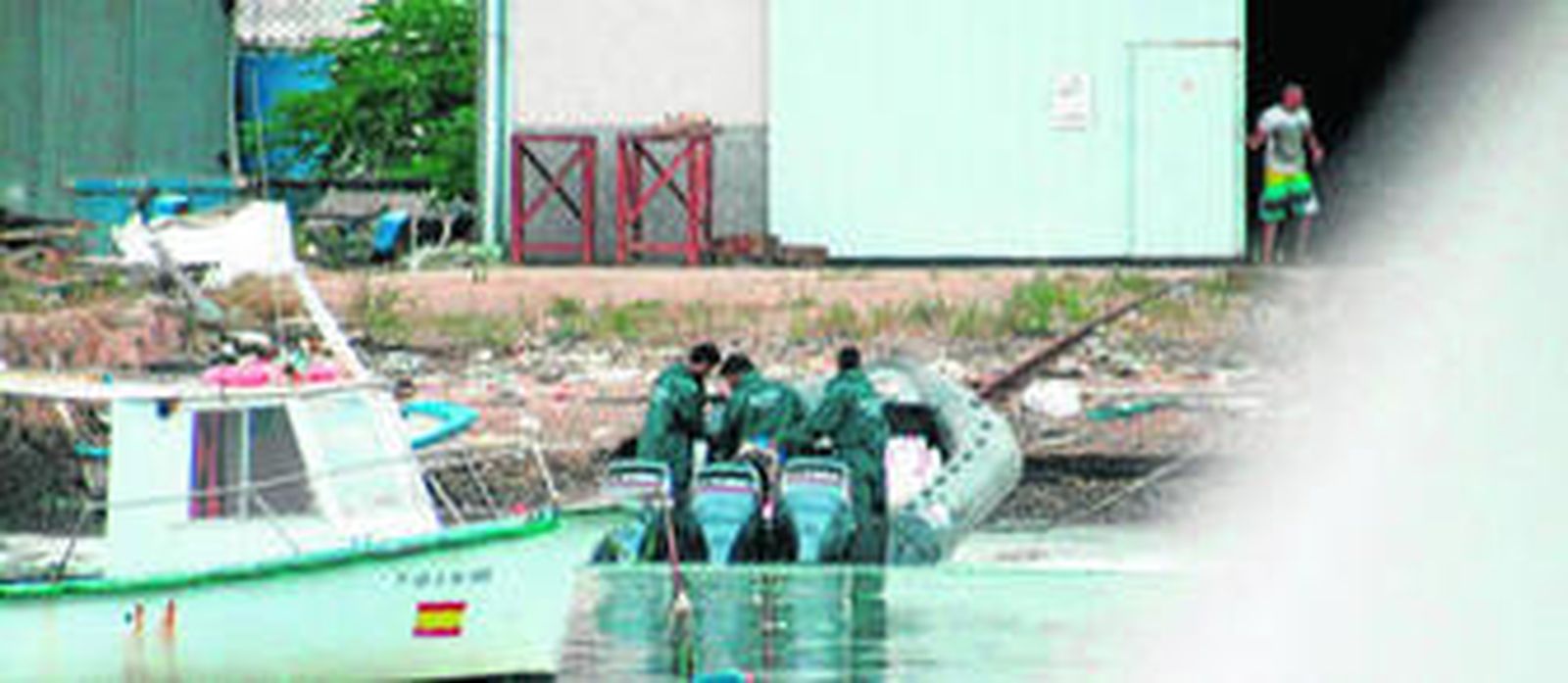 Tres de los compinches de Anselmo Sevillano, disfrazados de guardias civiles, a las puertas del astillero isleño el 19 de agosto.