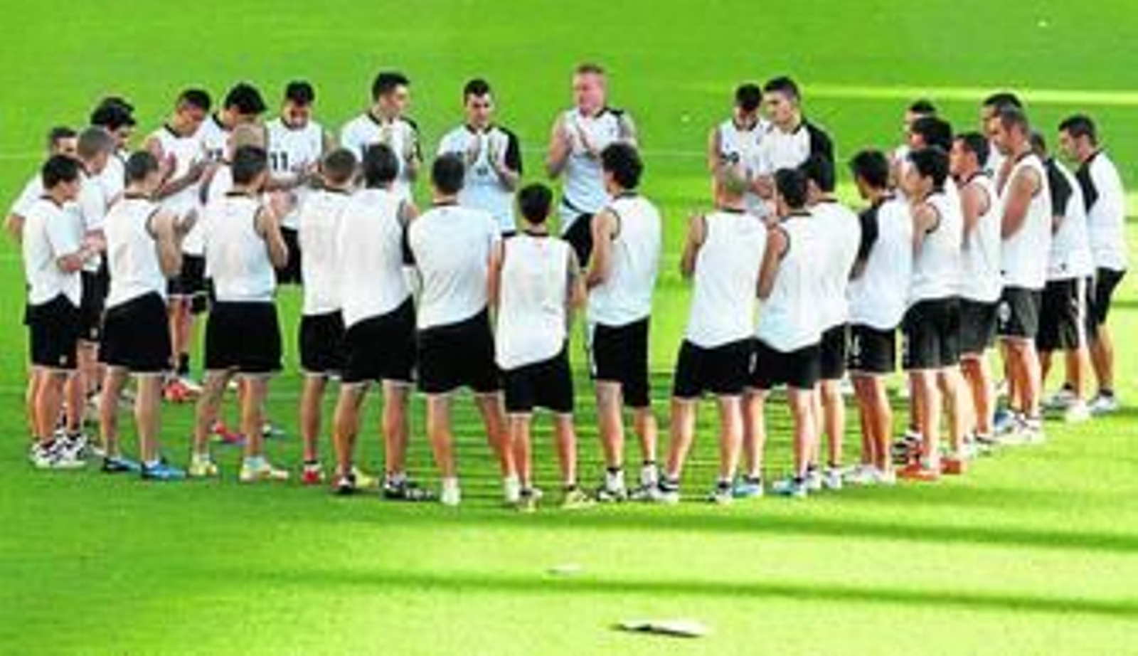 Todos los integrantes de la plantilla cordobesista aplauden tras el discurso del entrenador, ayer.