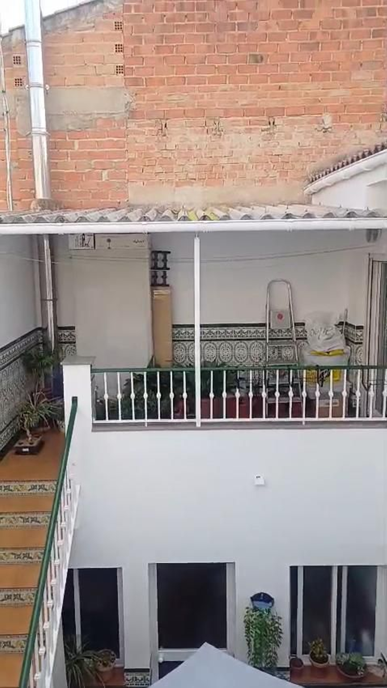 Acoso vecinal en Noalejo: graba cómo su vecina lanza ácido a su patio