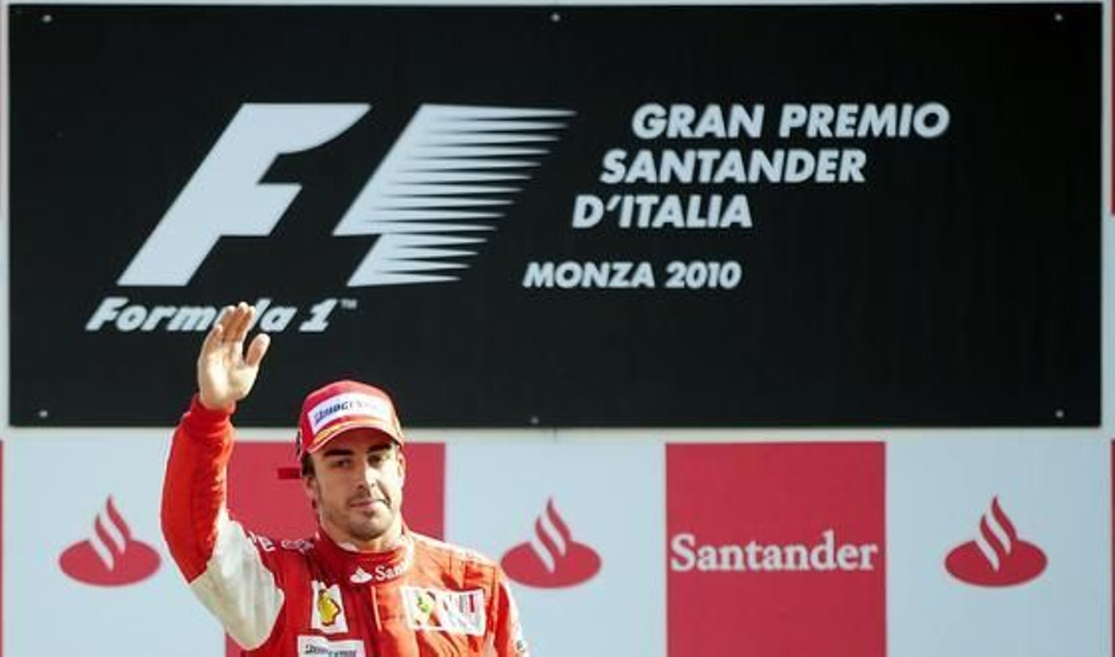 Fernando Alonso refuerza su candidatura al Mundial tras ganar en Monza. / AFP