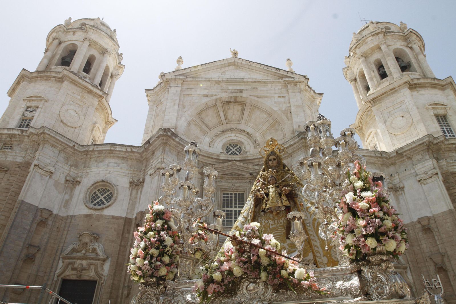 La Patrona, con la Catedral al fondo, regresó ayer a Santo Domingo al mediodía.