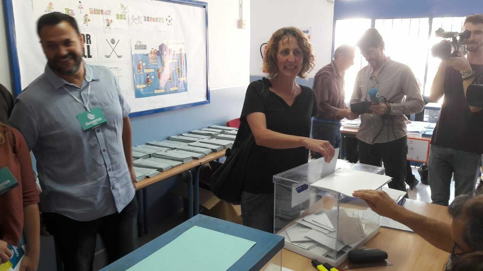 Kika González, de Ganemos Jerez, votando en el colegio Luis Vives.