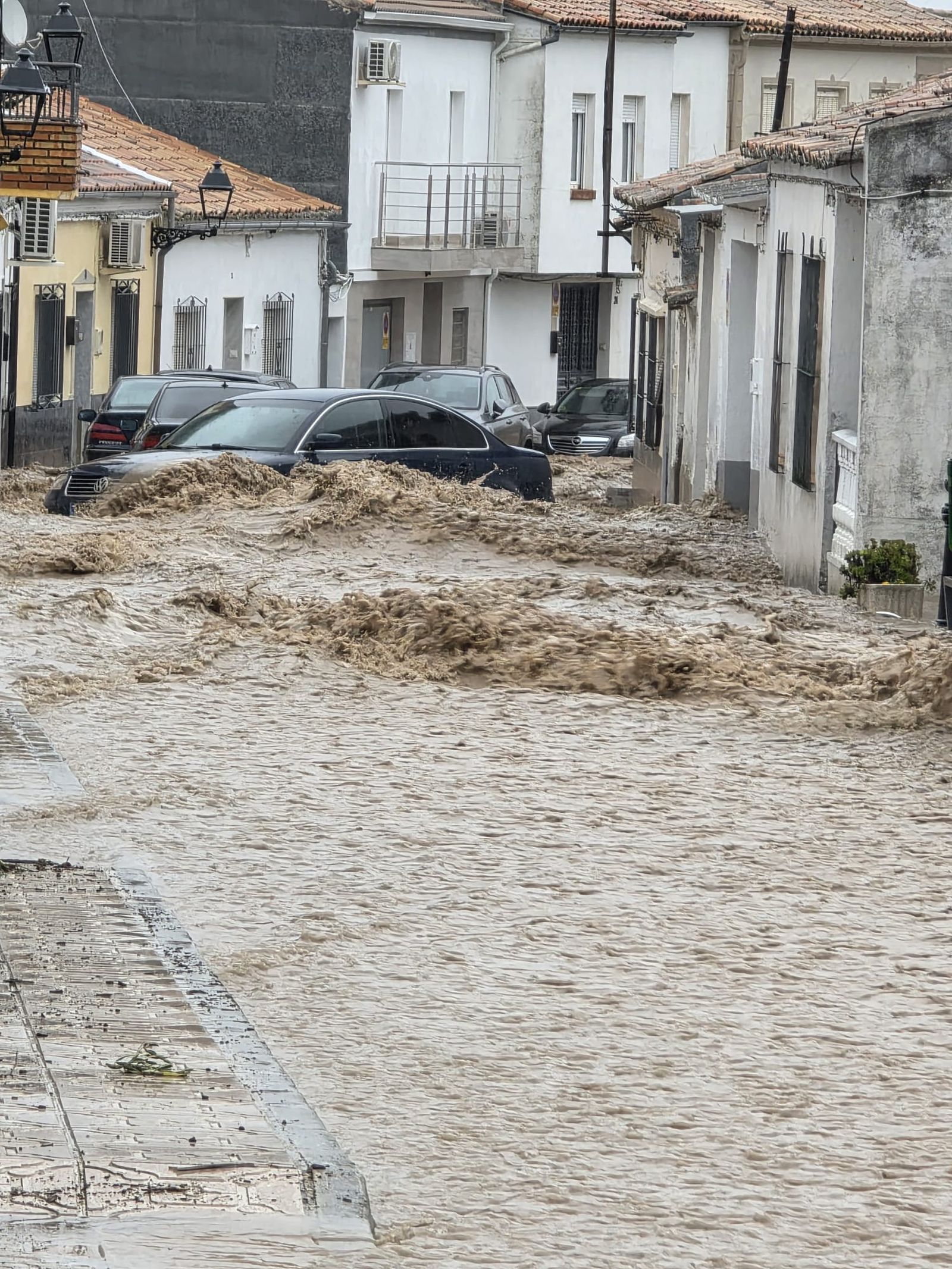 Coches arrastrados por la riada en Monte Lope Álvarez.