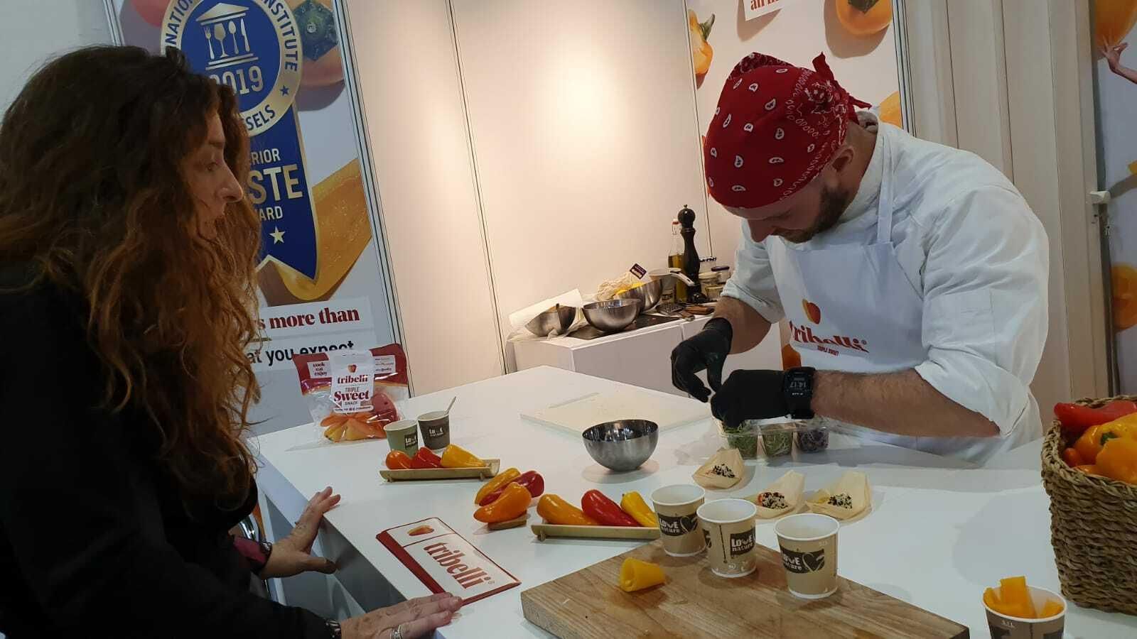 Cocina sobre el estand.