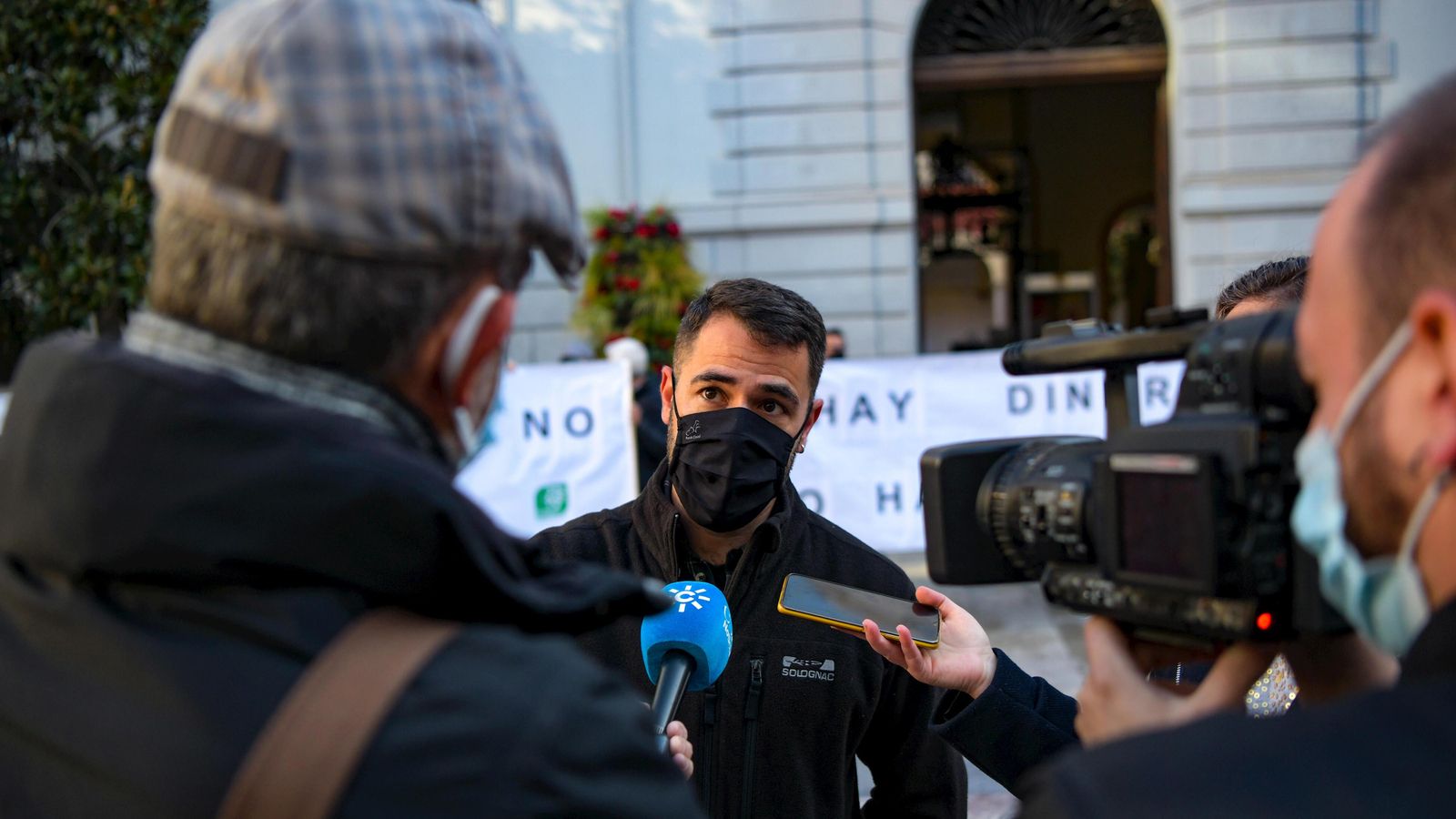 El portavoz de Ecologistas en Acción atiende a los medios.