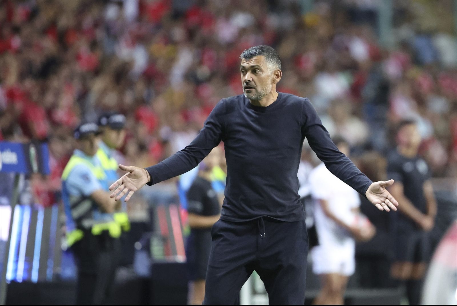 Sérgio Conceição se queja en un partido con el Oporto.