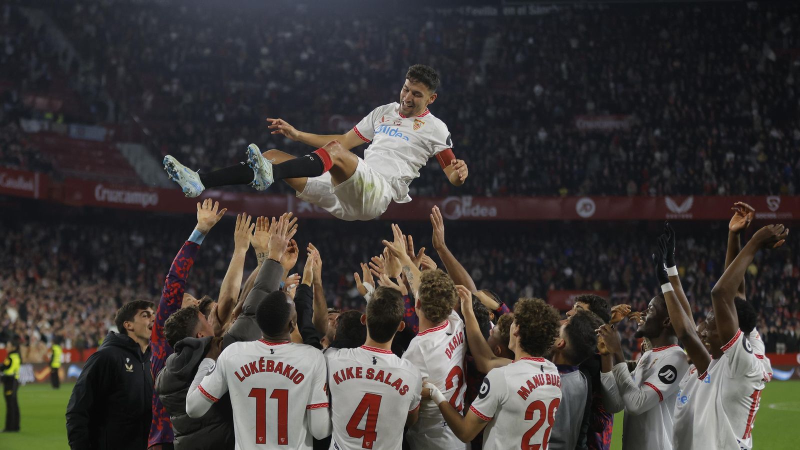 Foto distinguida con el Premio Ruesga Bono de Jesús Navas en su despedida de Nervión.