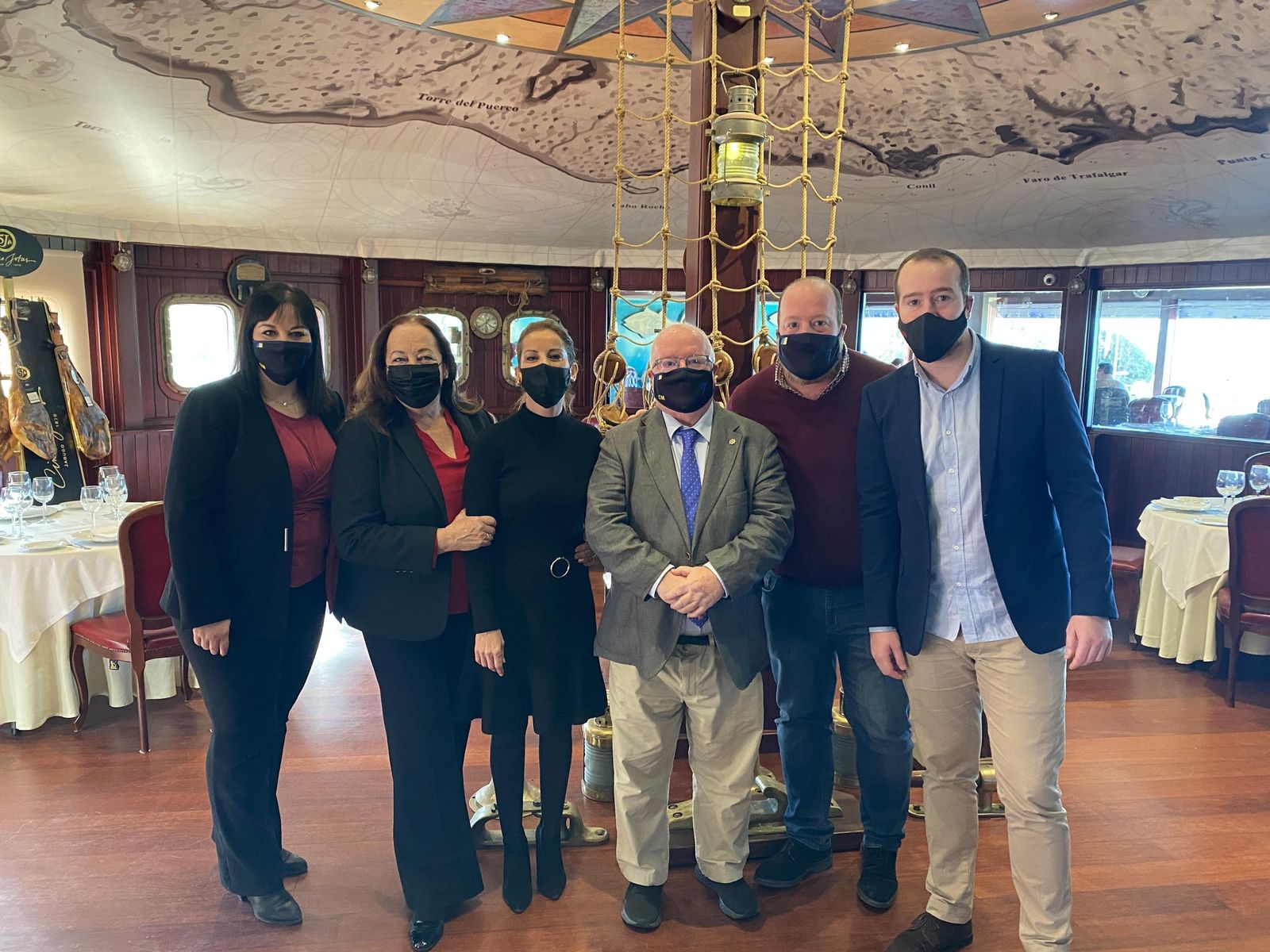 Carlos Medina con sus hijos Carlos, Elena y Javier Medina Aparicio, María del Mar Ruiz y Maribel Aparicio.