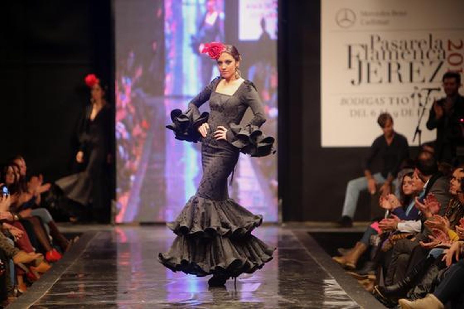 En la colección 'Va por ti', Pilar Rubio apuesta por los tonos verdes y cardenales, líneas muy limpias, mucho vuelo y pocos adornos.

Foto: Juan Carlos Corchado