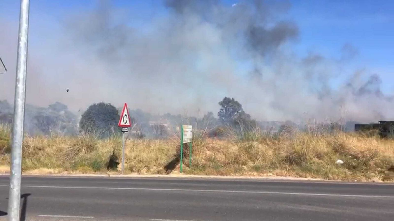 Una imagen del humo tomada desde la carretera SE-655, que pasa junto a la zona.