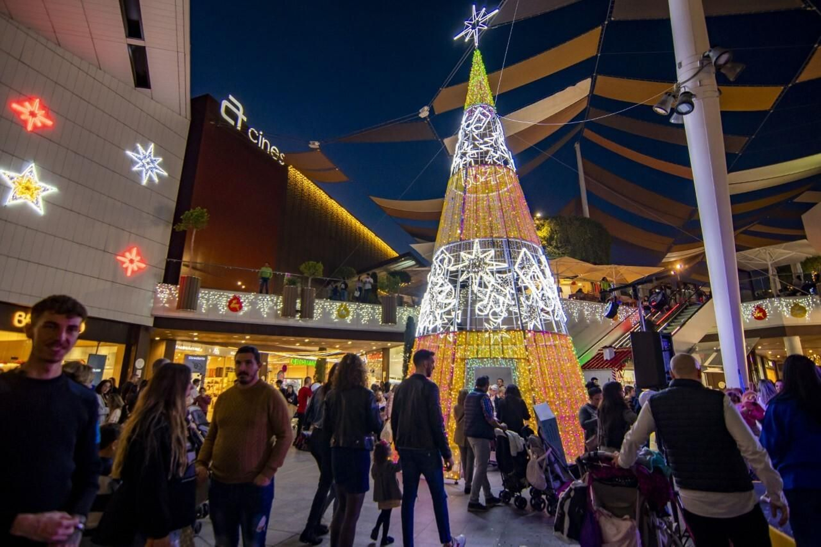 Un momento del reciente encendido de las luces de Navidad en el Holea.
