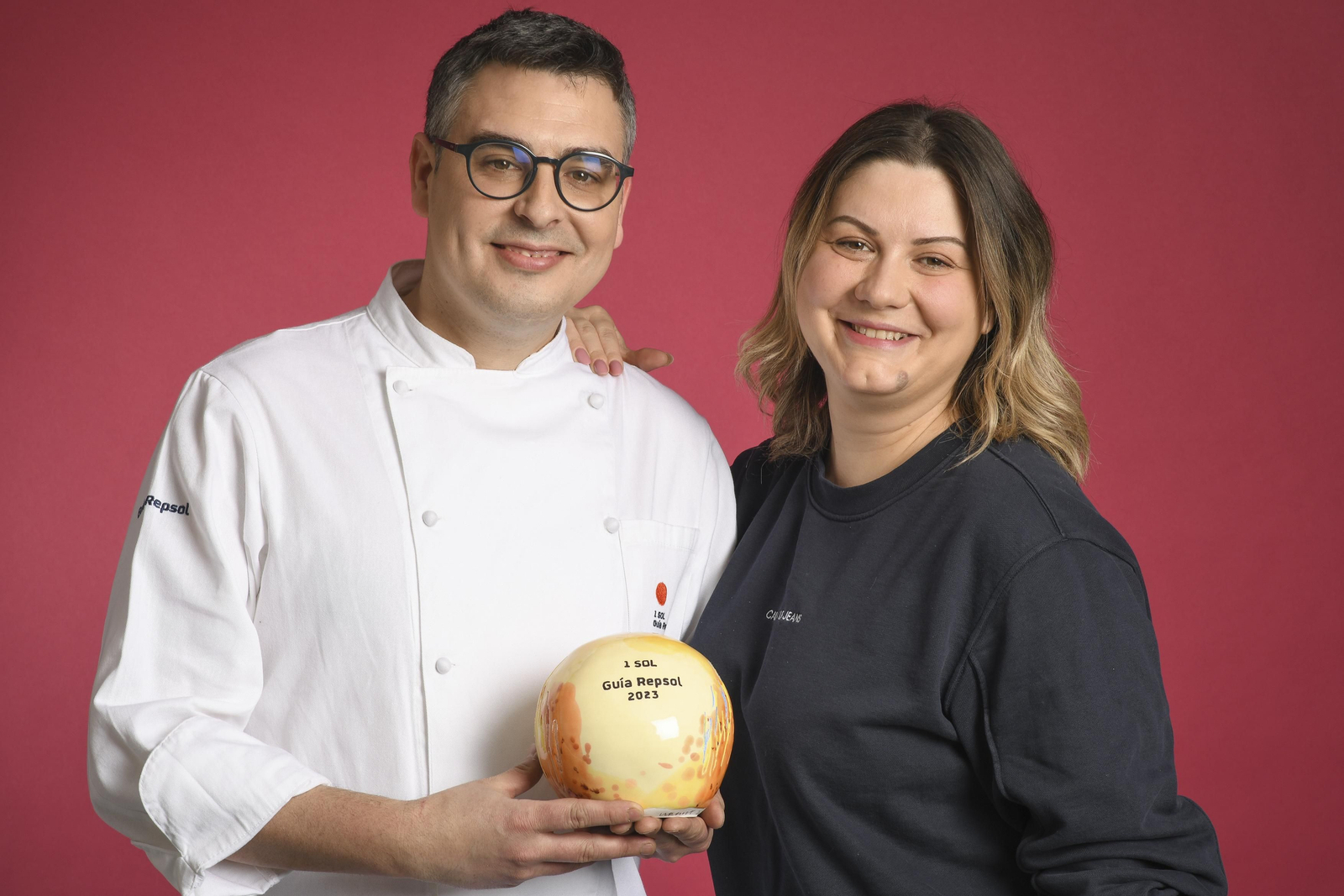 Carlos Fernández junto a su pareja, Andrea Mihaiu, recogían ayer su primer Sol Repsol para Kàran Bistró