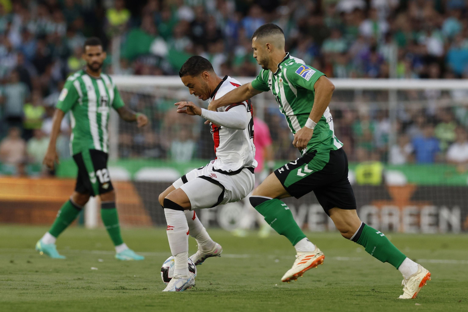 Guido Rodríguez disputa un balón a Raúl de Tomás, del Rayo.
