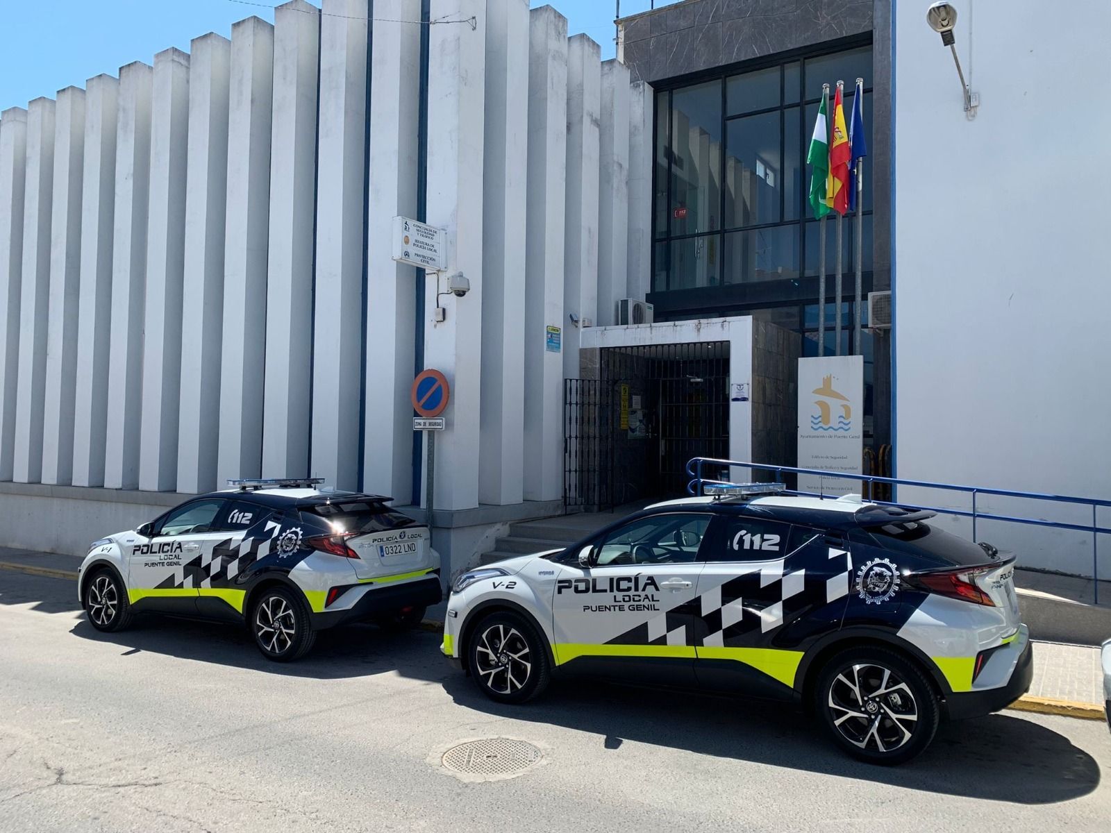 Los dos nuevos vehículos de la Policía Local de Puente Genil.