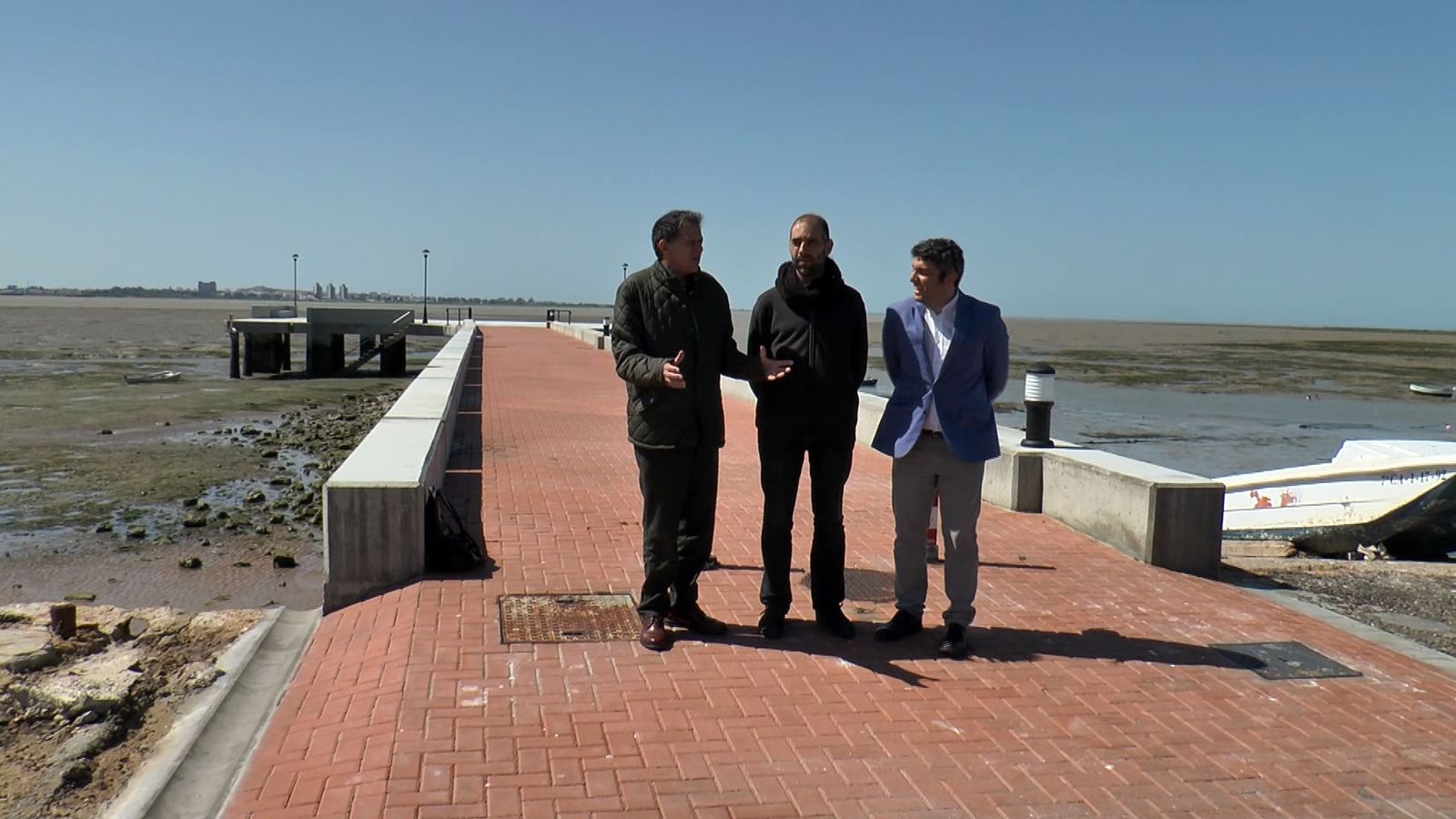 José Luis Blanco y Antonio Romero, acompañados del concejal de Urbanismo, Antonio Villalpando, durante la visita a la Puntilla.