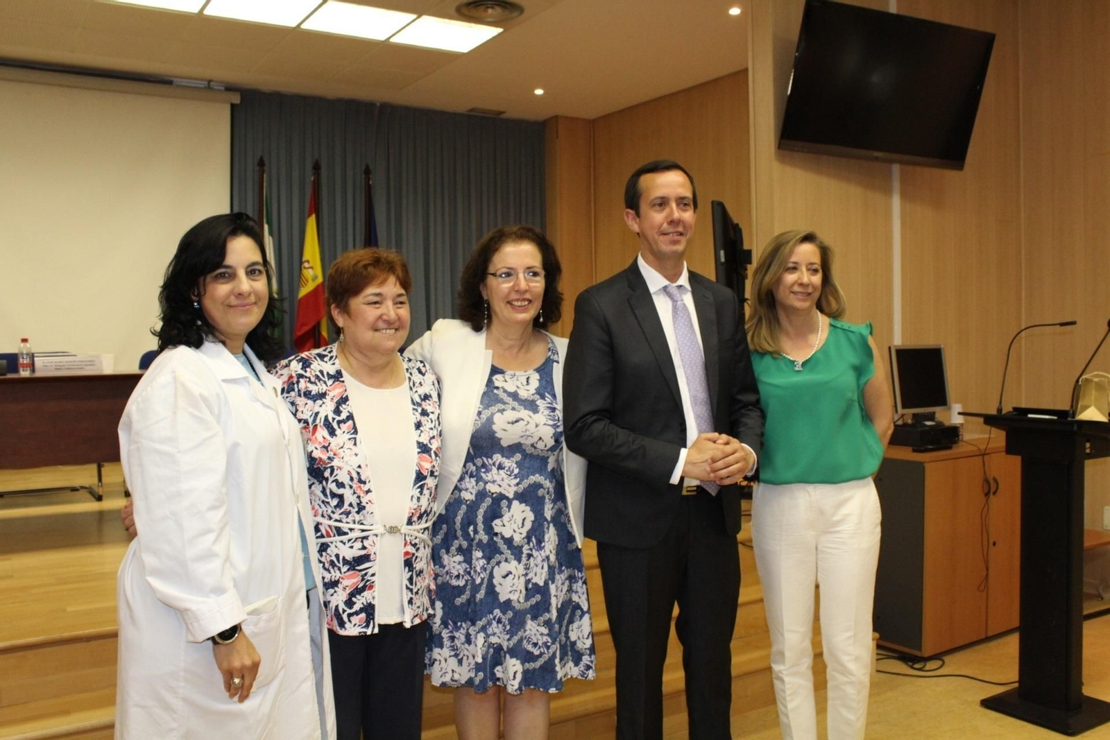 A la izquierda la nueva gerente.