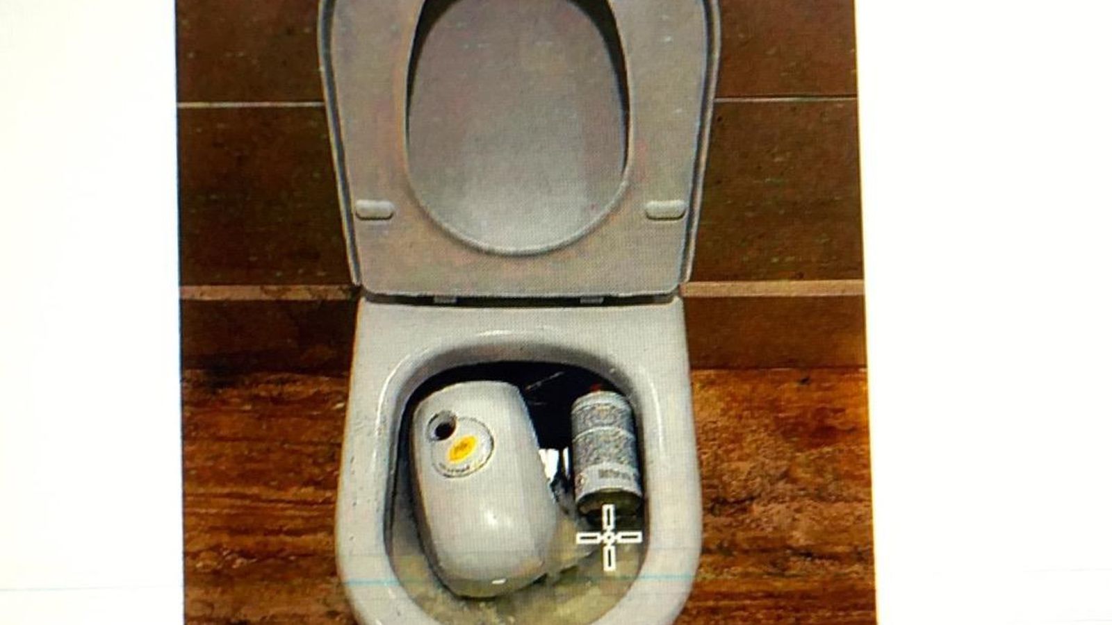 Estado en el que quedaron los aseos del dañados en el aeropuerto.