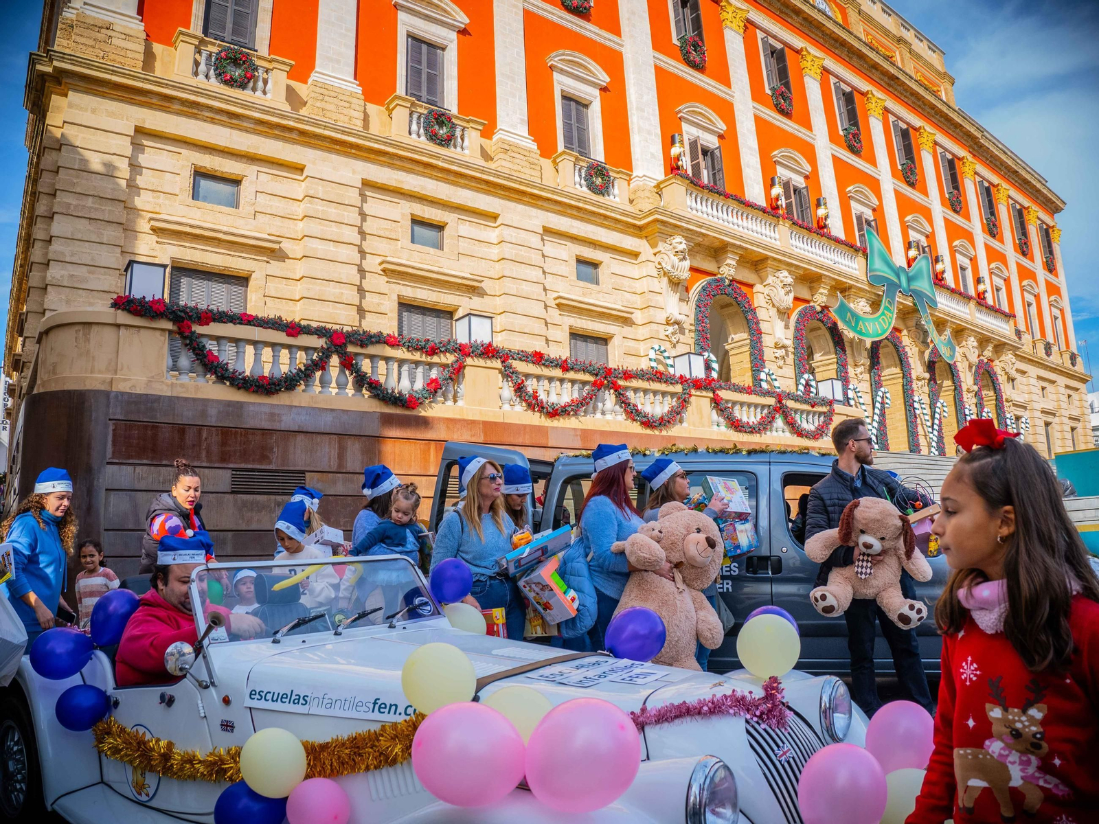 La Caravana Solidaria recoge cientos de regalos para echar una mano a los Reyes Magos en San Fernando