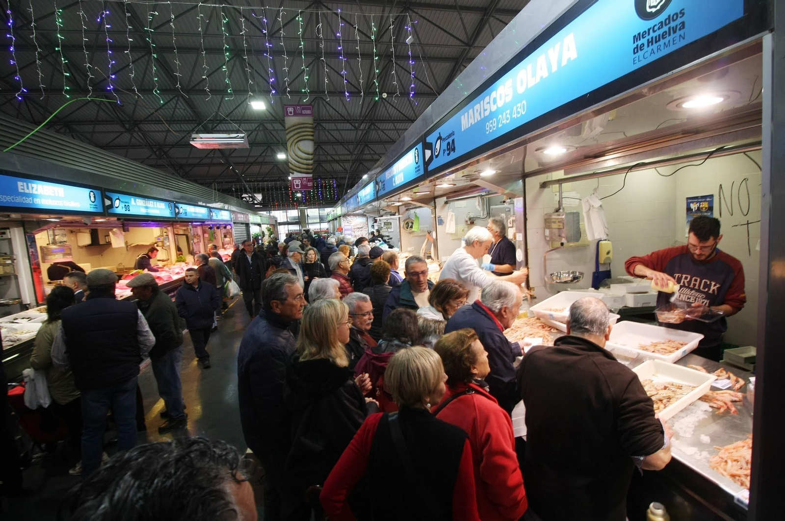 Imágenes del ambiente en el Mercado del Carmen de Huelva