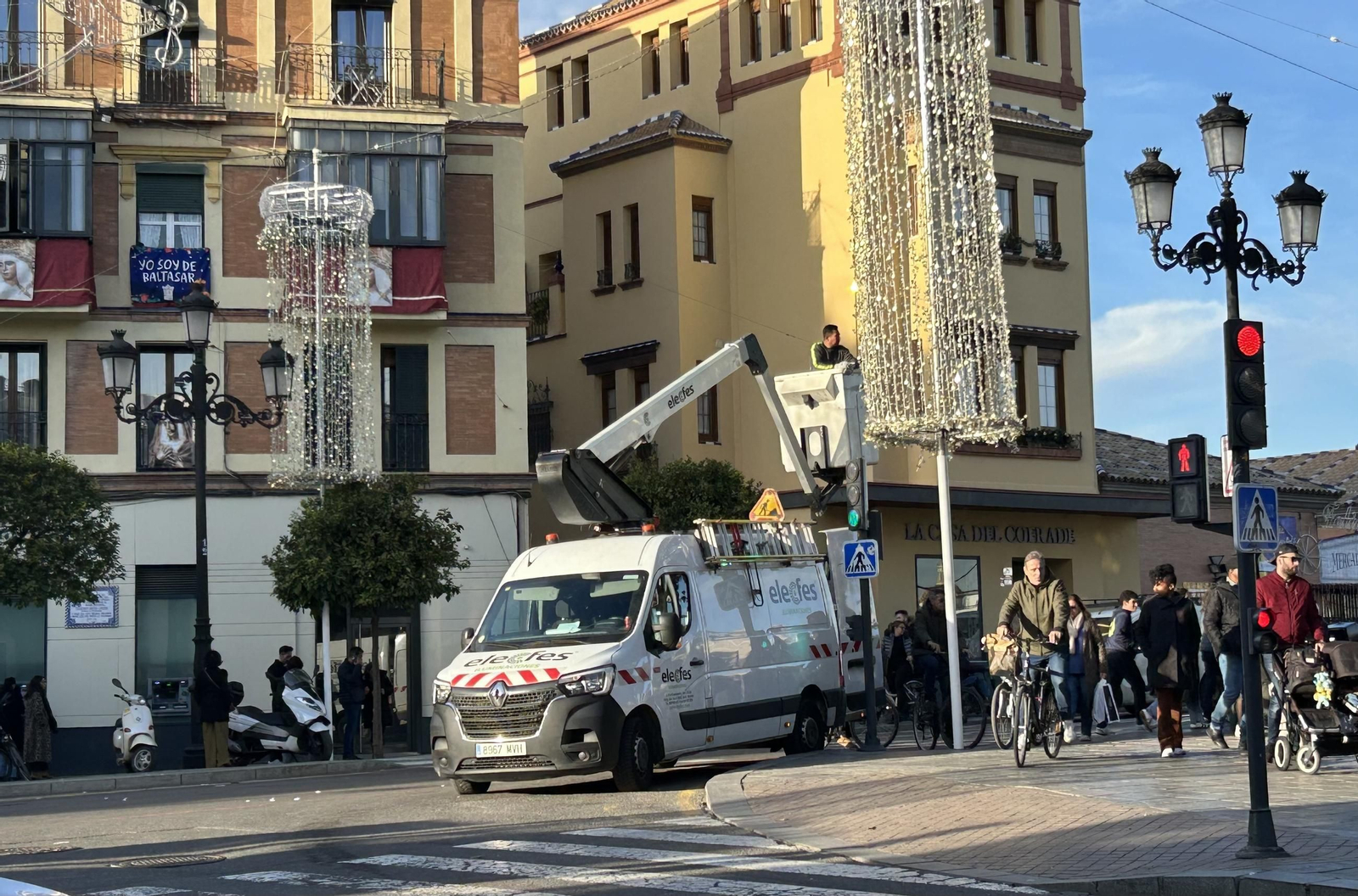 Desmontaje de las luces del Altozano por segunda vez