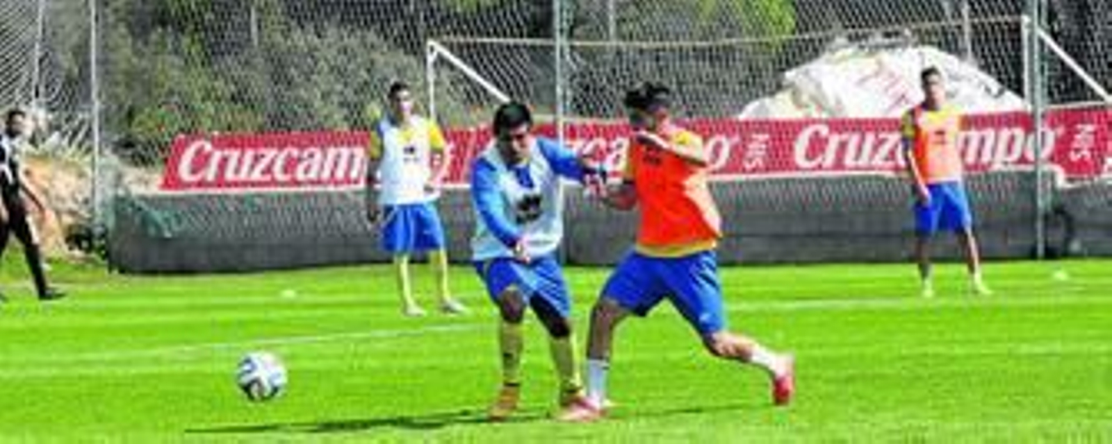 Navarrete (i) y Juanma Espinosa, quienes tienen muchas opciones de jugar juntos en Cáceres, pelean cuerpo a cuerpo por un balón en un entrenamiento.
