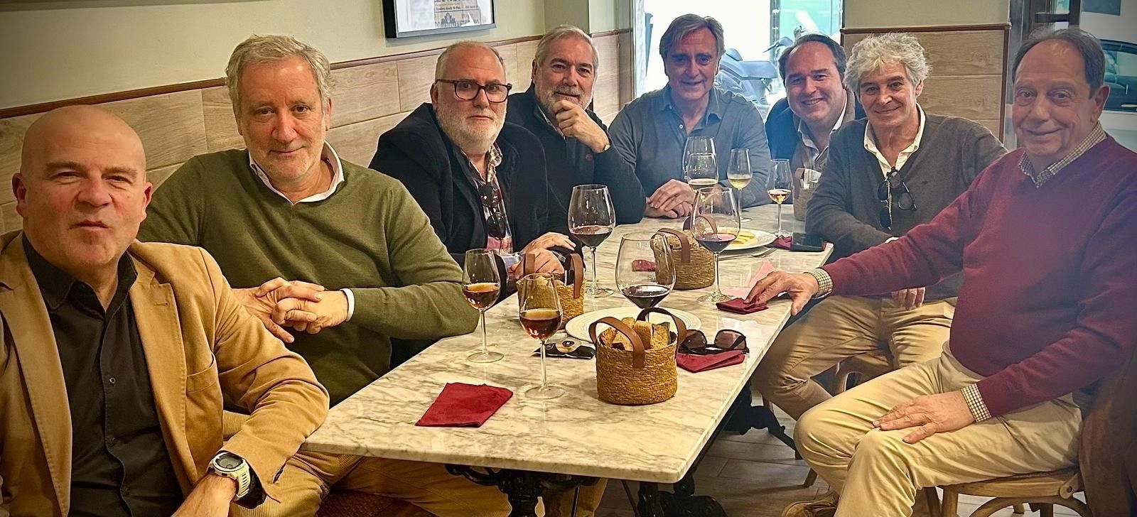 Tito Visuara, Carlos Alarcón, Antonio Grimaldi, Javier Díaz, Fernando Pérez, Javier Pavón, Rafael Álvarez y Luis Machuca, durante la reunión cuaresmal de la tertulia ‘El Último Tramo’, en la Taberna El Quite.