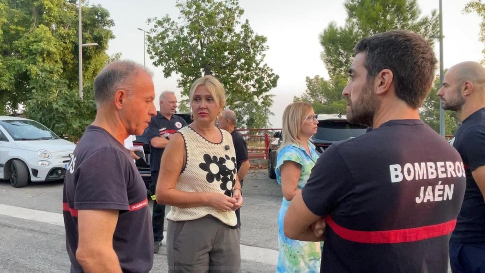 Antonio Tobaruela conversa con la primera teniente de alcalde y miembros del cuerpo de bomberos.