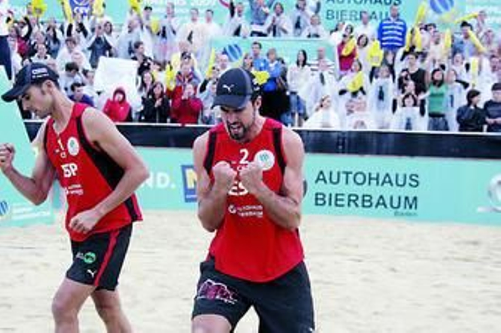 Adrián Gavira (d) celebra, junto a Pablo Herrera, un triunfo en el pasado Masters de Austria, del Cirucuito Europeo 2009.