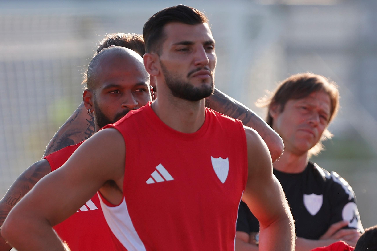 Mir Rafa, en un entrenamiento con Almeyda al fondo.