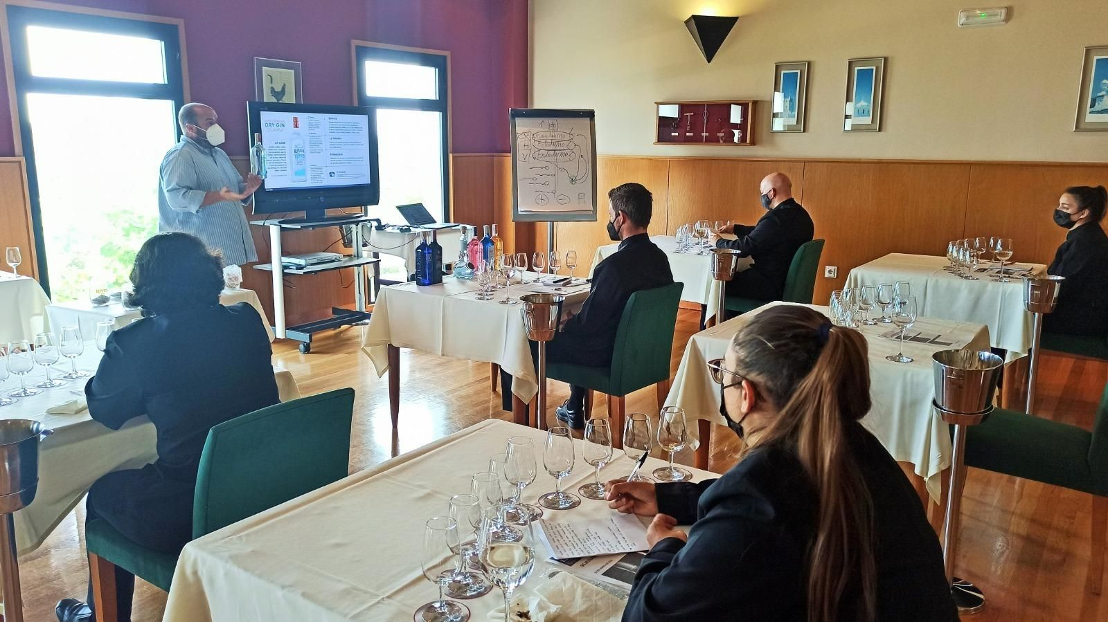 La Escuela de Hostelería de Cádiz ha celebrado 16 seminarios dentro de su programa de especialización para el alumnado