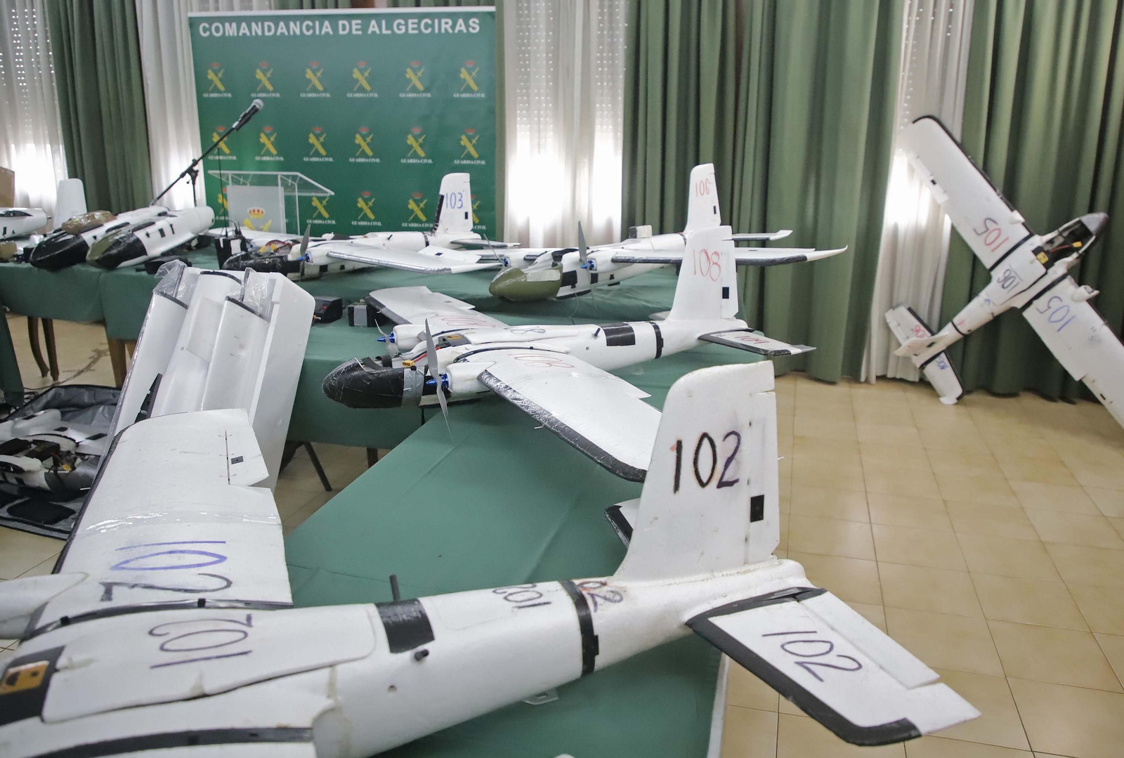 Fotos de los drones de largo alcance para introducir hachís en España desde Marruecos incautados por la Guardia Civil en Algeciras